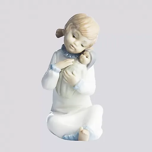 Фигурка Девочка с куклой - View 2
