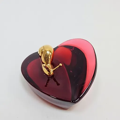 Красное хрустальное сердце пресс-папье с латунной улиткой - View 2