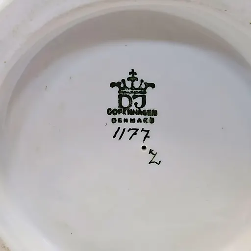 Фигурка молодая женщина с жемчужным ожерельем - View 6