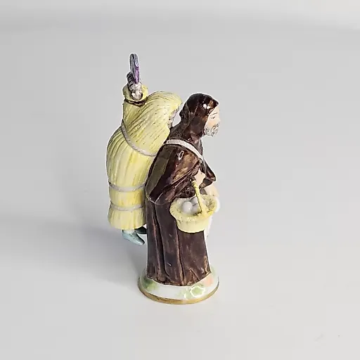 Статуэтка Монах несущий девочку в снопе - View 3