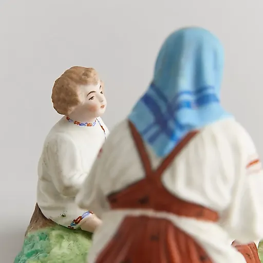 Коллекционная редкая скульптура «Крестьянка, отбеливающая холст» Лот музейного уровня! - View 7