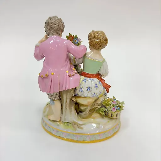 Статуэтка Дети с гирляндой роз - View 3