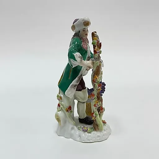 Мужчина собирающий виноград 1990 г - View 2