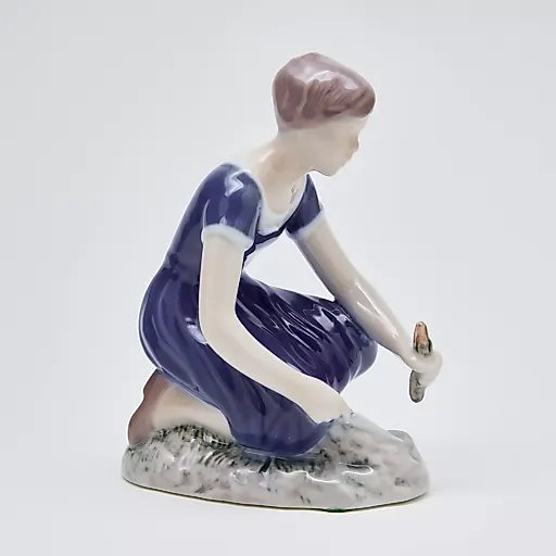 Фигурка "Девушка сажает цветы" - View 2