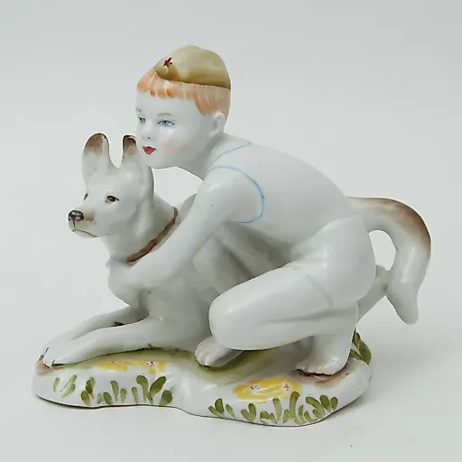 Фигурка Юный пограничник с собакой в зеленой пилотке - View 2