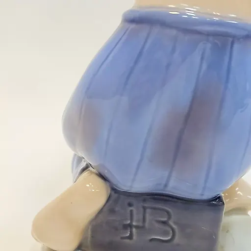 Фигурка молодая женщина с жемчужным ожерельем - View 4