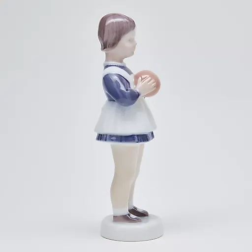 Фигурка "Девочка с мячом" - View 3