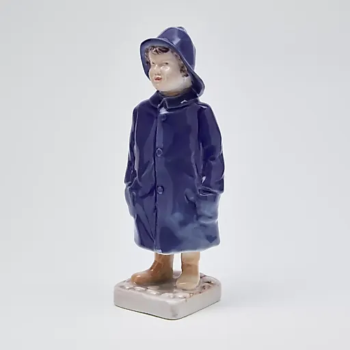 Фигурка "Мальчик в дождевике" - View 5