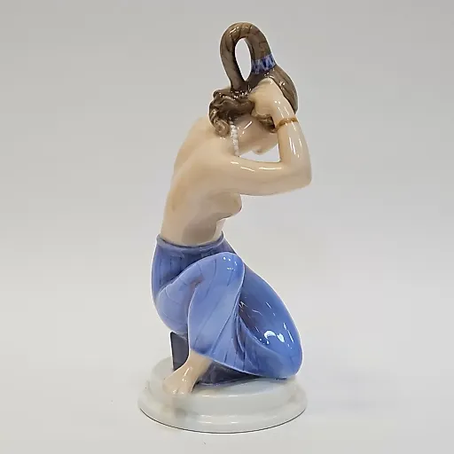 Фигурка молодая женщина с жемчужным ожерельем - View 5