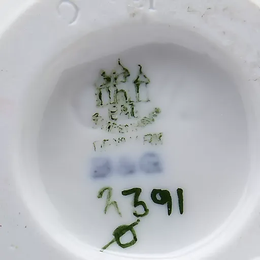 Фигурка "Девочка с мячом" - View 7