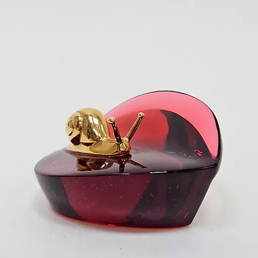 Красное хрустальное сердце пресс-папье с латунной улиткой - View 3