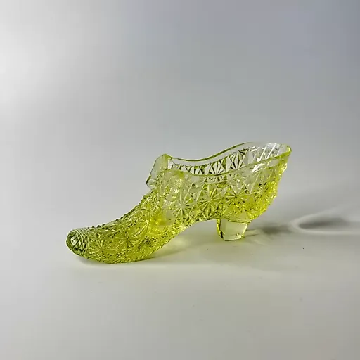 Старинная туфелька из уранового стекла - View 2