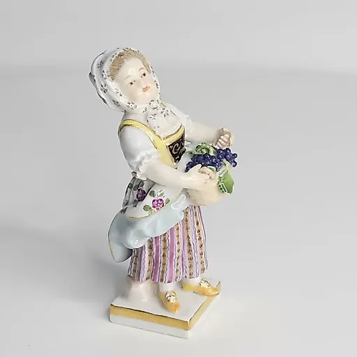 Статуэтка Девушка с корзиной - View 4