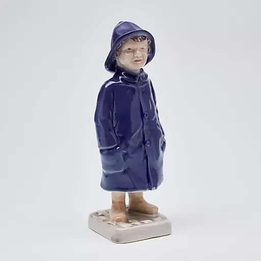 Фигурка "Мальчик в дождевике" - View 2