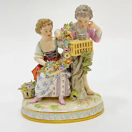 Статуэтка Дети с гирляндой роз - View 2