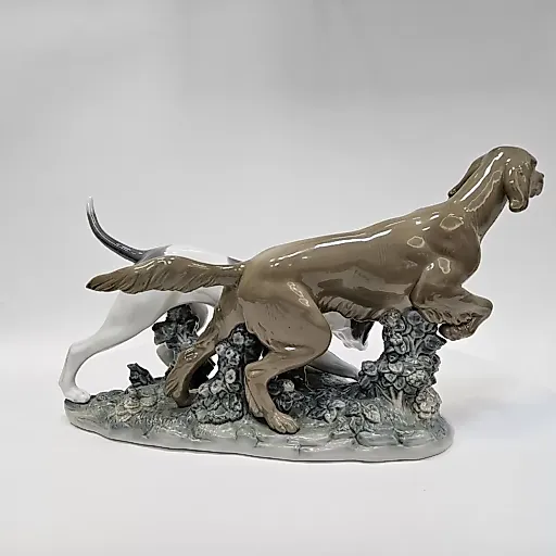 Фигурка двух охотничьих собак на постаменте - View 5