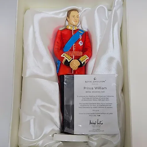 Пара фигурок ROYAL DOULTON День королевской свадьбы Принца Уильяма и Кейт Мидлтон - View 15