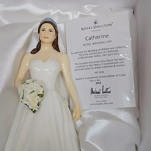 Пара фигурок ROYAL DOULTON День королевской свадьбы Принца Уильяма и Кейт Мидлтон - View 12