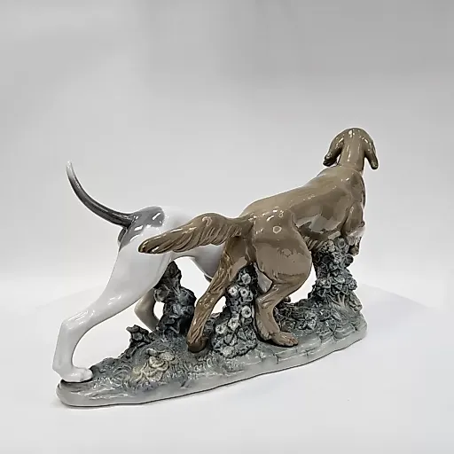 Фигурка двух охотничьих собак на постаменте - View 4