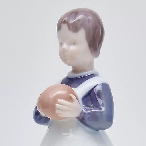 Фигурка "Девочка с мячом" - View 6