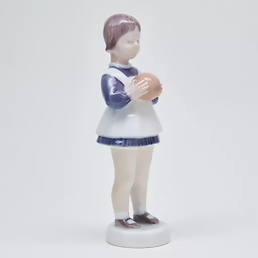 Фигурка "Девочка с мячом" - View 2