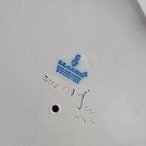 Ладро фигурка "Балийка с цветами" - View 5