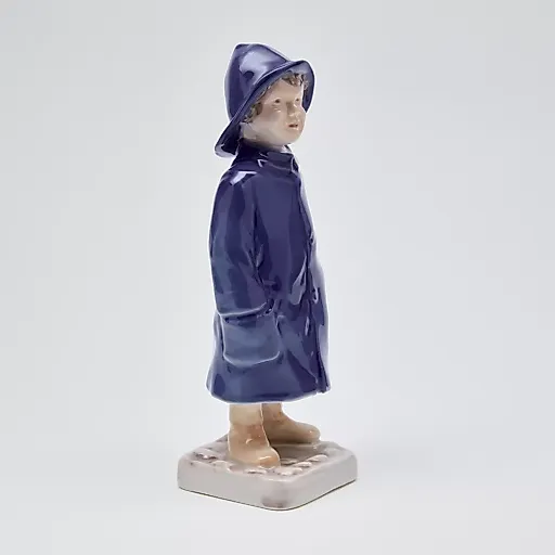 Фигурка "Мальчик в дождевике" - View 3