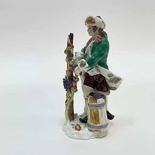 Мужчина собирающий виноград 1990 г - View 4