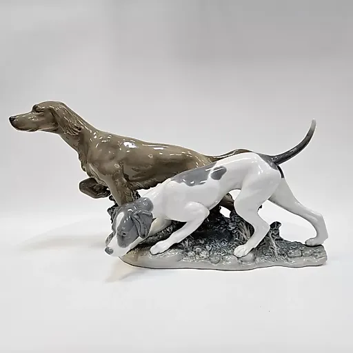 Фигурка двух охотничьих собак на постаменте - View 3