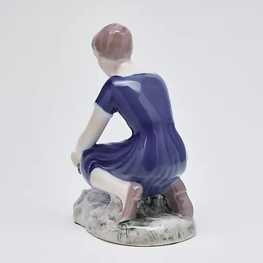 Фигурка "Девушка сажает цветы" - View 5