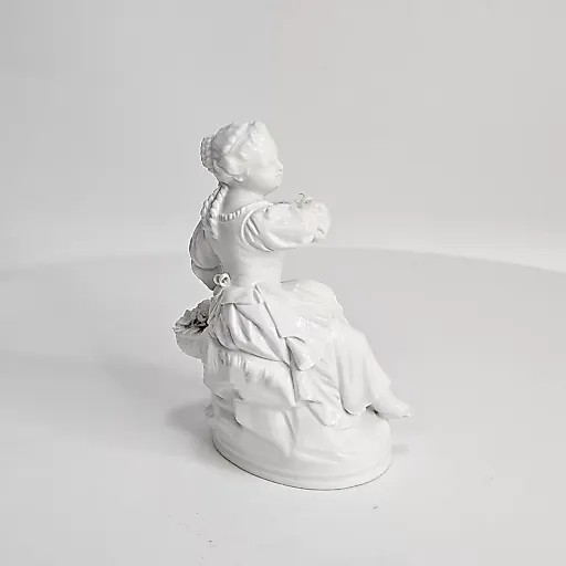 Белая статуэтка "Сидящая девочка с цветами" КРМ 1800-10е гг - View 3