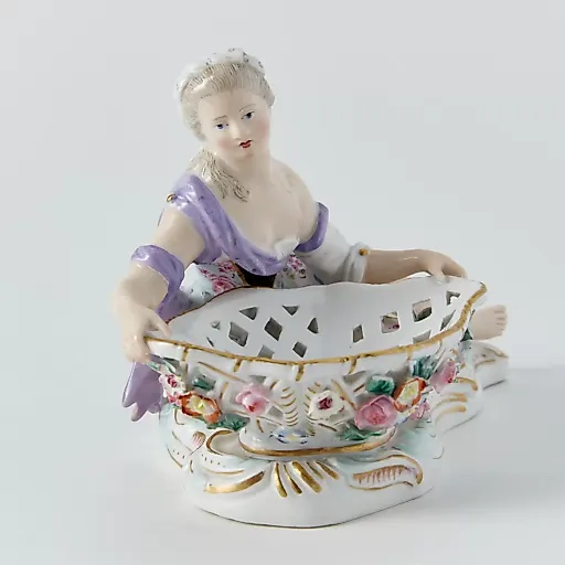 Старинная ваза с лепным декором и женской скульптурой - View 3