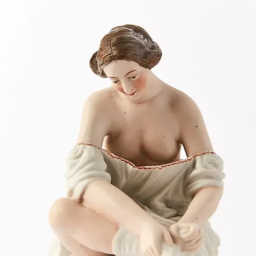 Скульптурная композиция «Девушка, надевающая чулок» - View 2