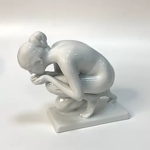 Девушка пьющая воду - View 3