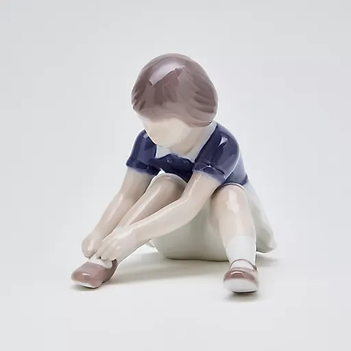 Фигурка "Девочка застегивает туфли" - View 15