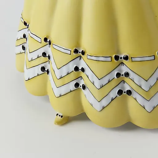 Старинная скульптура "Дама в желтом" - View 5