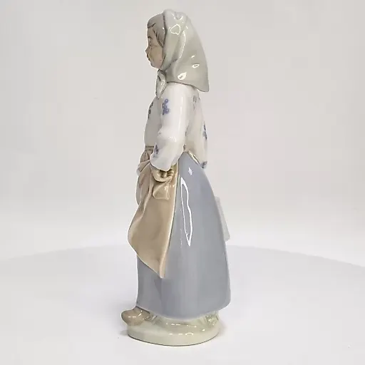 Фигурка "Девушка с кувшином" - View 3