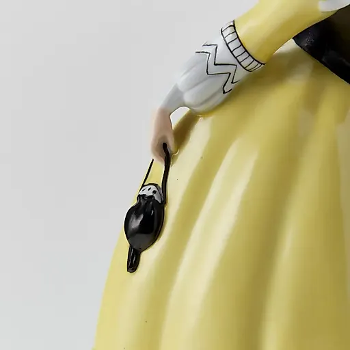 Старинная скульптура "Дама в желтом" - View 6