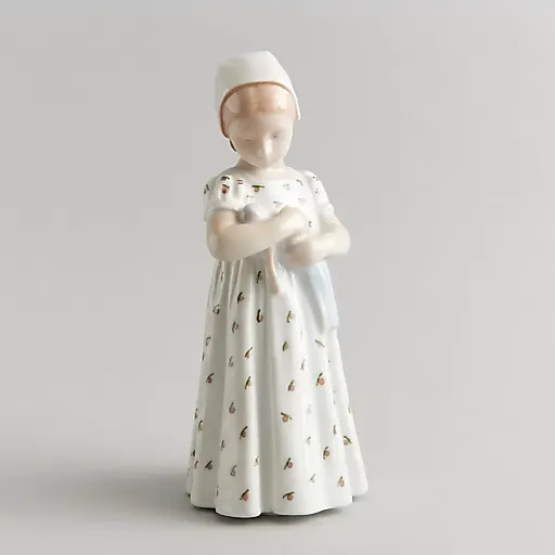 Статуэтка "Мари. Девочка с куклой" - View 7