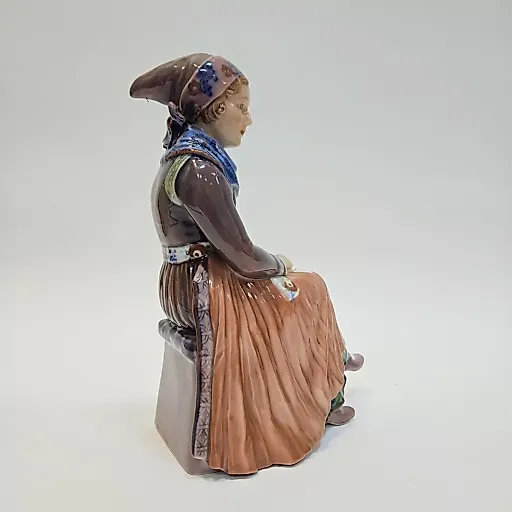 Фигурка сидящей молодой женщины в национальном костюме - View 6