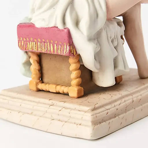 Скульптурная композиция «Девушка, надевающая чулок» - View 6