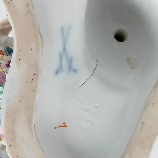 Старинная ваза с лепным декором и женской скульптурой - View 5