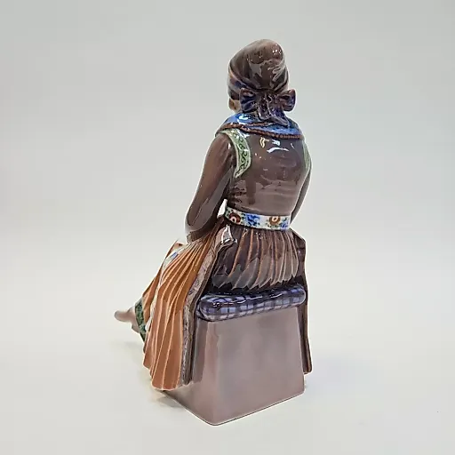 Фигурка сидящей молодой женщины в национальном костюме - View 5