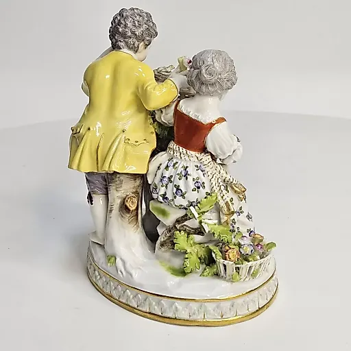 Статуэтка Дети с гирляндой роз - View 6