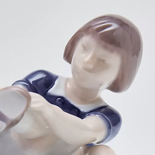 Фигурка "Девочка застегивает туфли" - View 16