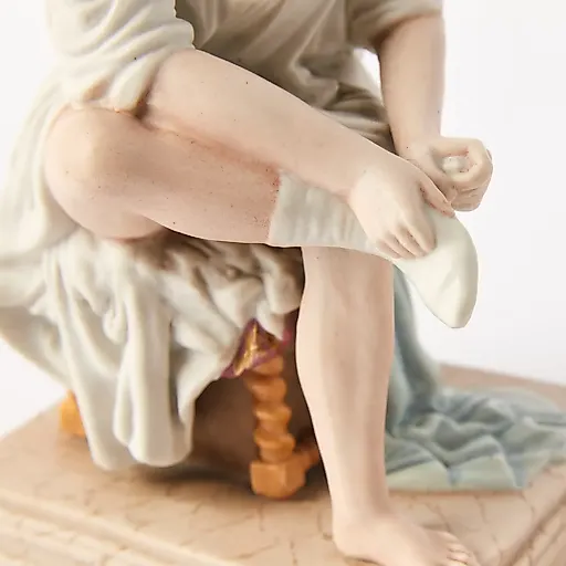 Скульптурная композиция «Девушка, надевающая чулок» - View 5