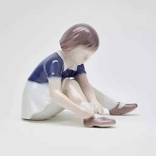 Фигурка "Девочка застегивает туфли" - View 10
