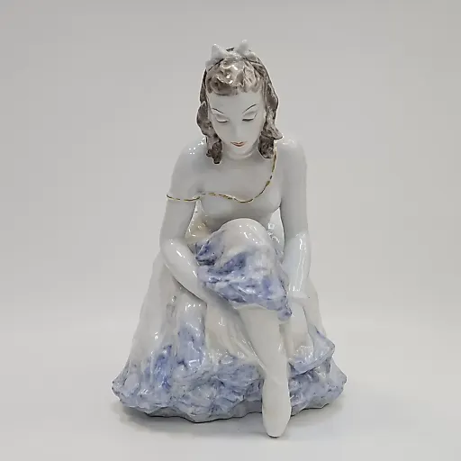 Элегантная фигурка "Балерина, надевающая пуанты", скульптор Фридрих Гронау - View 2