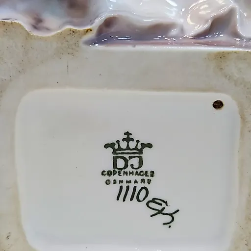 Фигурка сидящей молодой женщины в национальном костюме - View 7