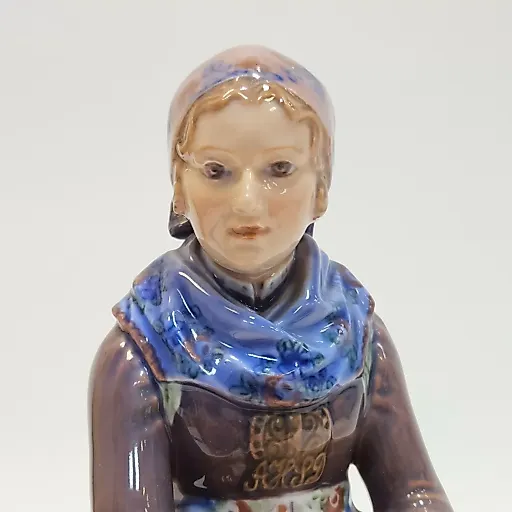 Фигурка сидящей молодой женщины в национальном костюме - View 3